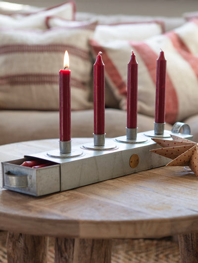 Grå adventsljusstake i plåt med ljuslåda
