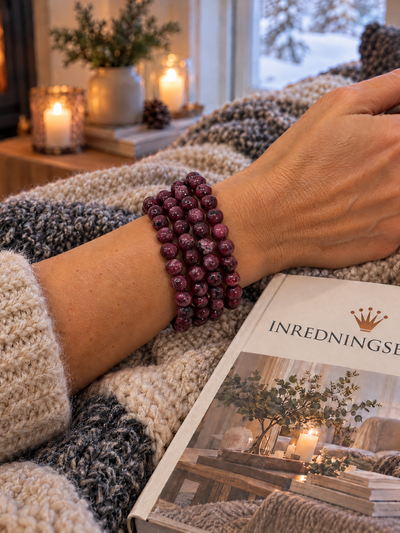 Armband med vinröda pärlor