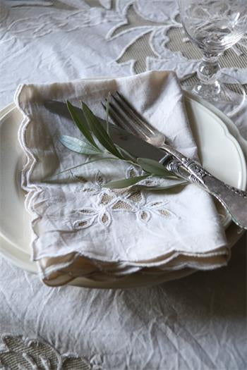 Tygservett i bomull med blomma – Jeanne d'Arc Living