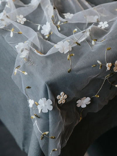 Skir bordslöpare med blommor