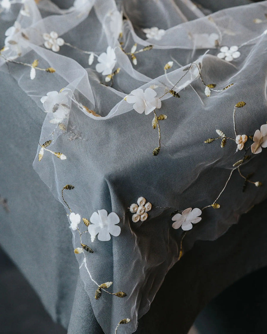 Skir bordslöpare med blommor - bild 1
