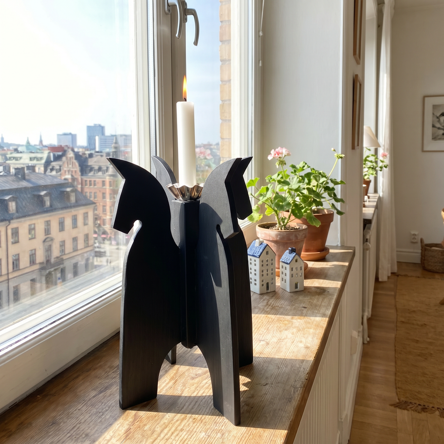 Forsbyhästen – Handgjord ljusstake från Gävle – svart - bild 1