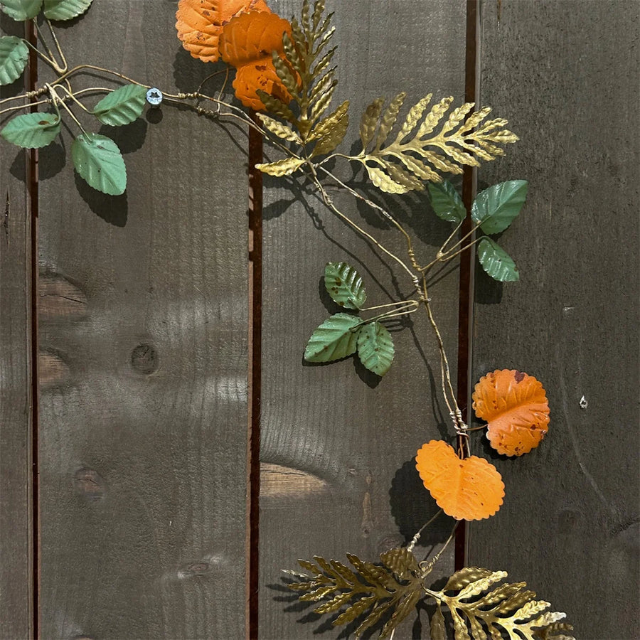 Höstgirlang med blad i plåt – orange, grön & guld, 30 cm - bild 1
