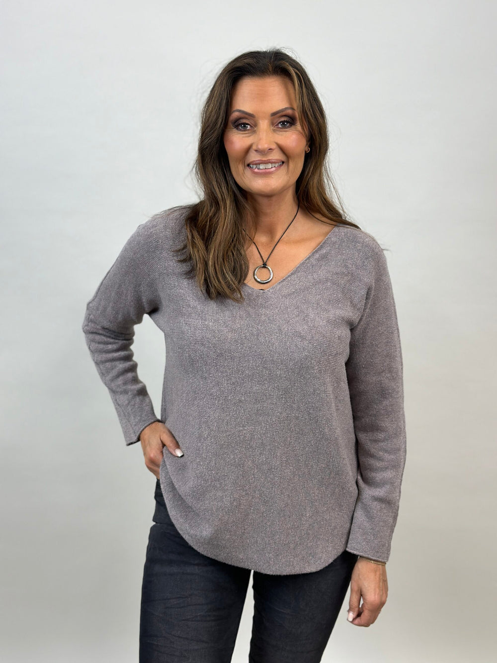 Finstickad tröja med v-hals, taupe